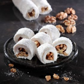 Delicias turcas cubiertas de nueces rellenas de coco