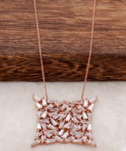 Ожерелье из розового серебра с цирконием и камнем багетной огранки 1044