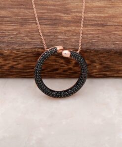 Collana in argento rosa con design ad anello con pietra zaffiro nero 1269