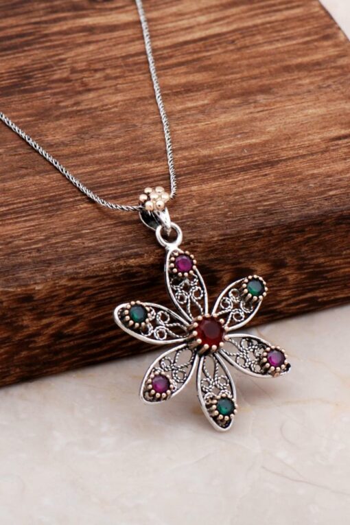Strieborný náhrdelník s filigránovým rytým kvetom 6789