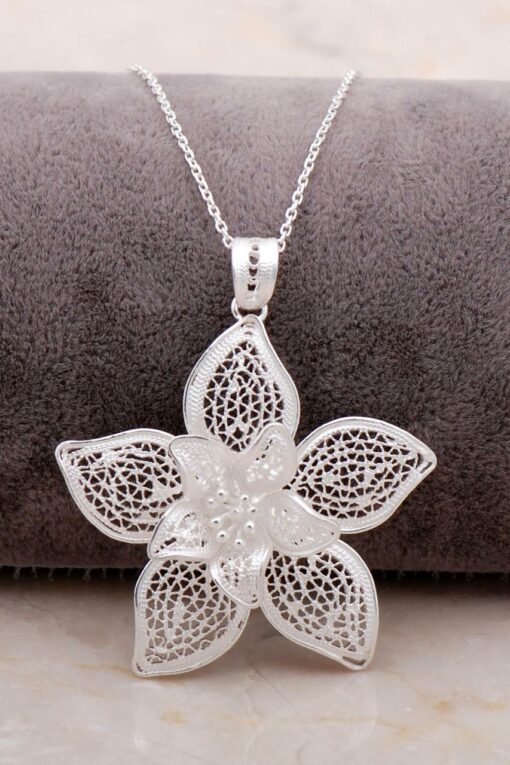Filigránový gravírovaný stříbrný květinový náhrdelník 6878