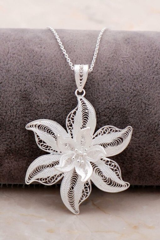 Filigree Engraved Silver Flower Necklace 6879