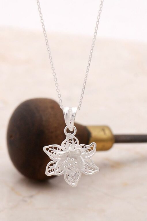 Filigree Engraved Silver Flower Necklace 6882