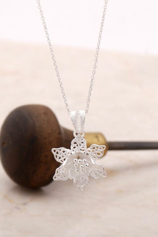 Filigree Engraved Silver Flower Necklace 6884