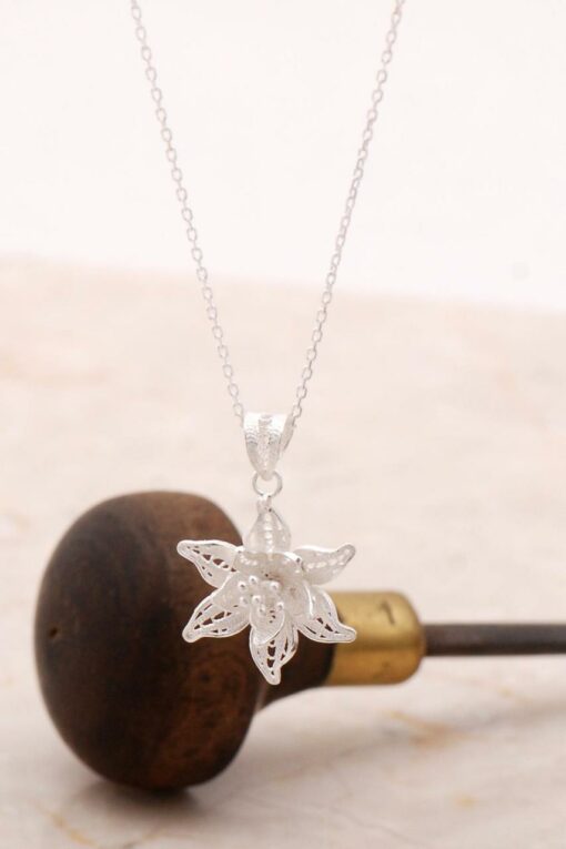 Filigree Engraved Silver Flower Necklace 6889