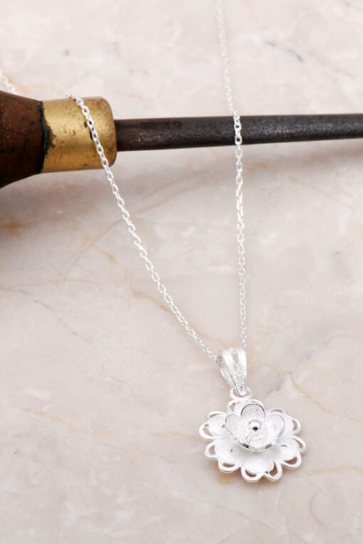 Filigree Engraved Silver Flower Necklace 6892