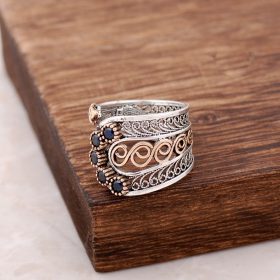 טבעת עיצוב אבן ספיר משובצת פיליגרן 2507
