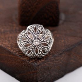Srebrny pierścionek z marcasytem w kwiatowy wzór 2427