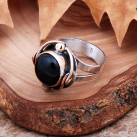 Серебряное дизайнерское кольцо с ониксом и драгоценными камнями 2985 года